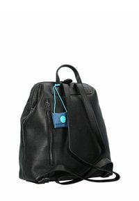 Zwarte leren rugzak met gestructureerd oppervlak, bovenhandvat, verstelbare schouderbanden en een kleine turquoise label eraan bevestigd. Ritsvak detail.