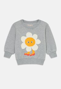 Grauer Kinderpullover mit einer lächelnden Gänseblümchen-Grafik, die rote Schuhe trägt, und dem Wort "TINY", das im Kragen aufgedruckt ist.