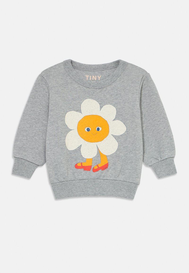 Grauer Kinderpullover mit einer lächelnden Gänseblümchen-Grafik, die rote Schuhe trägt, und dem Wort "TINY", das im Kragen aufgedruckt ist.