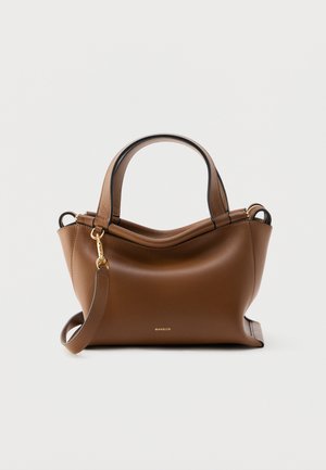 Hnědá kožená kabelka se dvěma uchy a odnímatelným ramenním popruhem, vybavená zlatými kovovými prvky a malým logem "Wandler" na přední straně.