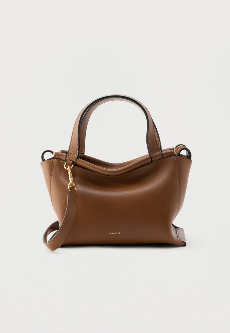 Barna bőr kézitáska két fogóval és levehető vállpánttal, aranyszínű fém kiegészítőkkel és apró "Wandler" logóval az elején.