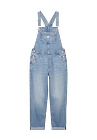 Peto de mezclilla con tirantes ajustables, de color azul claro desgastado, bolsillo frontal y bolsillos laterales. Corte relajado con dobladillos enrollados en los tobillos.