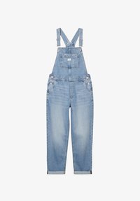 Peto de mezclilla con tirantes ajustables, de color azul claro desgastado, bolsillo frontal y bolsillos laterales. Corte relajado con dobladillos enrollados en los tobillos.