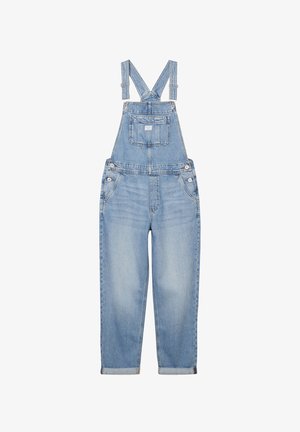 Peto de mezclilla con tirantes ajustables, de color azul claro desgastado, bolsillo frontal y bolsillos laterales. Corte relajado con dobladillos enrollados en los tobillos.