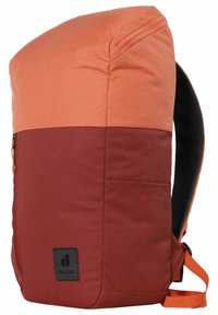 Mochila bicolor con parte superior de un suave color naranja y parte inferior de un rojo oscuro. Fabricada con un material duradero, cuenta con un bolsillo frontal con cremallera y correas ajustables.