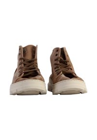 Brown hoge schoenen gemaakt van textuurmateriaal, met veters, oogjes en een dikke witte zool met groeven voor grip.