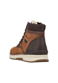 Scarpe high-top in pelle marrone con una tomaia in mesh testurizzato, pannello posteriore in un colore scuro a contrasto e suole leggere con trazione. Logo sul lato.