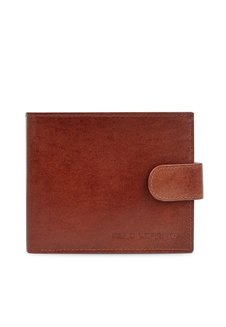 Brązowy skórzany portfel o gładkiej fakturze, w formacie bi-fold, z widocznym zapięciem na zatrzask. Z przodu znajduje się wytłoczone logo marki.