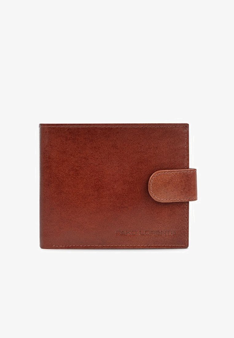 Brązowy skórzany portfel o gładkiej fakturze, w formacie bi-fold, z widocznym zapięciem na zatrzask. Z przodu znajduje się wytłoczone logo marki.
