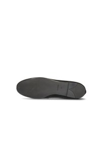 Schwarze Schuhsohle mit glatter Oberfläche, leicht erhöhtem Absatz und subtiler Wölbung. Strukturiertes Material mit minimalen Abnutzungsspuren auf der Oberfläche.