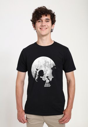 Czarny t-shirt z białą sylwetką ludzi na tle dużego księżyca, z teksturowanym tłem i subtelnymi detalami ptaków oraz roślinności.