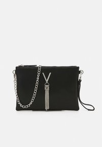 Černá kožená kabelka s hladkým povrchem, zapínáním na zip a stříbrným řetízkovým popruhem. Obsahuje stříbrný přívěsek a detaily s třásněmi.