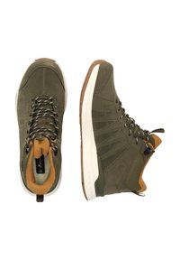 Gröna högskurna sneakers i texturerat tyg, vadderad krage och bruna detaljer; har metallhål och en vit gummisula.