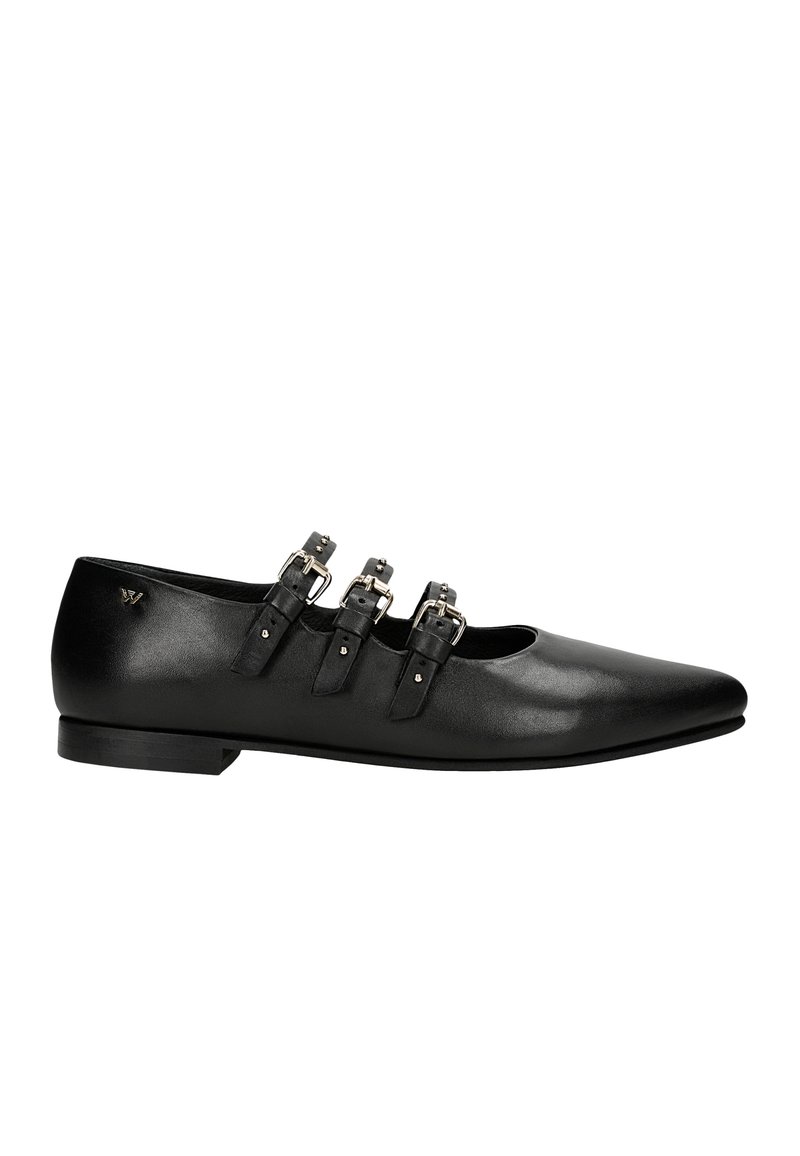 Czarne skórzane płaskie buty z wydłużonym noskiem, z trzema regulowanymi paskami z srebrnymi klamrami na wierzchu stopy. Gładka faktura i minimalistyczny design.