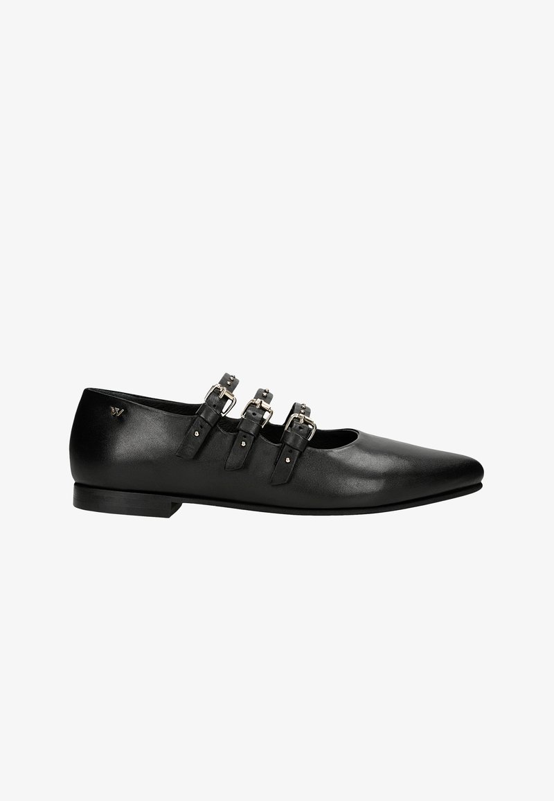 Chaussure plate en cuir noir avec un bout pointu, dotée de trois sangles ajustables avec boucles en argent sur le coup de pied. Texture lisse et design minimaliste.