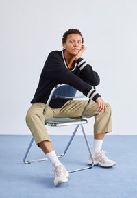 ASICS SportStyle GEL-1090V2 - Sportcipő - white/maple sugar