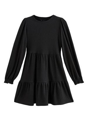 Zwarte langejurk met lange mouwen in een textuurstof, met een ronde halslijn en een gelaagde rok met geplooide accentueringen bij de mouwen.