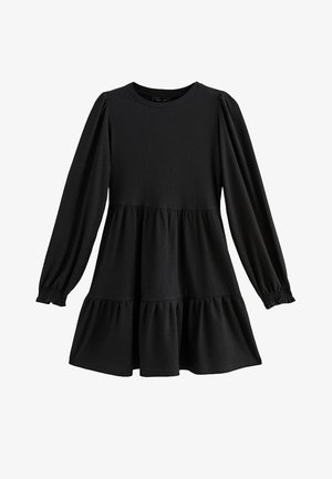 Robe noire à manches longues en tissu texturé, avec un col rond et une jupe à volants agrémentée d'accents froncés aux manches.