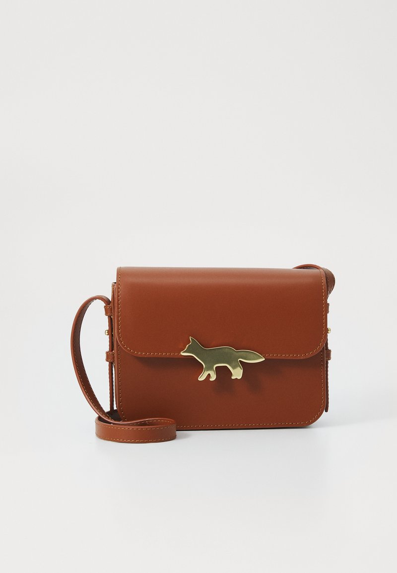 La borsa a tracolla in pelle marrone presenta un accento in metallo dorato a forma di volpe, una forma rettangolare, una chiusura a patta e una tracolla regolabile.