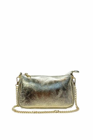 Borsa a spalla in metallo dorato con finitura testurizzata, caratterizzata da una chiusura con zip e una tracolla in catena per un facile trasporto. Design compatto e curvilineo.