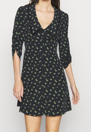 Schwarzes Kleid mit V-Ausschnitt, Dreiviertelärmeln und floralem Druck in Grün und Blau. Hergestellt aus weichem Stoff mit fließendem Design.