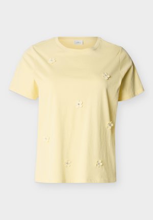 Geel T-shirt met korte mouwen en ronde hals, versierd met kleine 3D bloemenapplicaties verspreid over de voorkant.