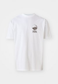 Hvid bomulds T-shirt med rund halsudskæring. Har et lille sort grafisk motiv af en bølge og teksten "the new originals" på forsiden.