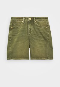 Pantalones cortos de mezclilla verde oliva con cinco bolsillos, corte recto, cremallera de botón y una textura sutil. Presenta acentos de herrajes metálicos.