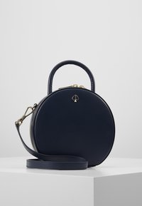 Borsa a mano circolare in pelle blu navy con un design strutturato, hardware dorato, manico superiore e una tracolla removibile. Presenta un accent logo.