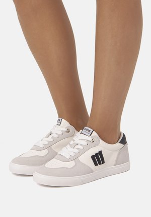 Sneakers bianche e grigie in pelle scamosciata e materiali sintetici. Caratteristiche includono punta arrotondata, design con lacci e un accento nero sul tallone.