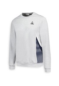 Sudadera gris claro hecha de una mezcla de algodón, con cuello redondo, detalle de franjas azul marino en el lateral y un pequeño logo en el pecho.