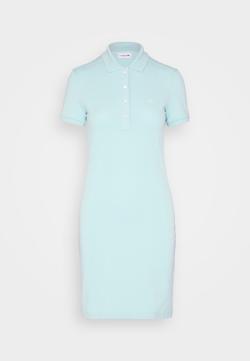 Abito polo azzurro chiaro realizzato in morbido cotone, con colletto, maniche corte e una chiusura a tre bottoni. Presenta un piccolo logo ricamato sul petto.