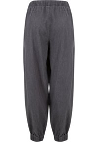 Pantalons gris, larges et à taille élastique, avec des poignets froncés, fabriqués à partir d'un tissu texturé, présentant un design lisse et décontracté.