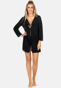 Czarna, przezroczysta kimono z długimi rękawami i zapięciem na wstążkę, z głębokim dekoltem w kształcie litery V oraz miękkim, falującym materiałem.