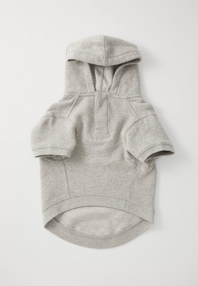 Vaaleanharmaa lyhythihainen huppari pienelle koiralle, valmistettu pehmeästä kankaasta, jossa on huppu ja kaareva helma, aseteltuna tasaiselle valkoiselle pinnalle.