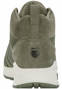 Zielone zamszowe sneakersy za kostkę z fakturowanym tyłem, wyposażone w materiałową pętlę do ciągnięcia, białą podeszwę środkową i czarną tarczę z logo po boku.