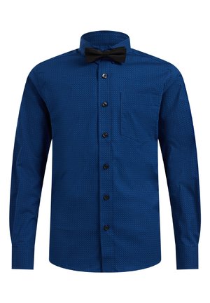 Camicia da uomo a maniche lunghe con bottoni, motivo blu scuro, taschino frontale e papillon nero su sfondo bianco.
