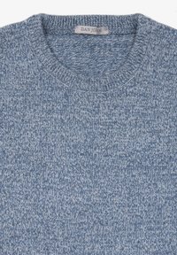 Niebieski sweter z dzianiny z okrągłym dekoltem, miękką fakturą i subtelnym heathered wzorem. Metka wewnątrz dekoltu brzmi "DAN JOHN".