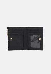 Portafoglio nero con chiusura a zip, dotato di molteplici scomparti per carte, una tasca trasparente per documento d'identità e una chiusura a pulsante. Realizzato in tessuto testurizzato.