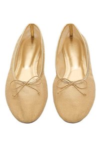 Ballet flats dalam bahan jaring emas dengan interior yang halus dan mengkilap. Didesain dengan pita dekoratif di bagian depan dan jari berbentuk bulat.