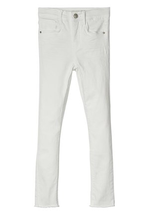 Weiße Slim-Fit-Jeans mit vorderem Knopf, Reißverschluss und Fünf-Taschen-Design, flach auf weißem Hintergrund dargestellt.