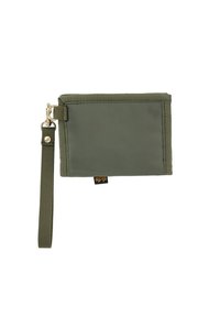 Cartera de nylon verde con cremallera, correa para la muñeca y herrajes en tono dorado. Presenta una etiqueta de logo prominente y costuras resistentes. Forma rectangular compacta.