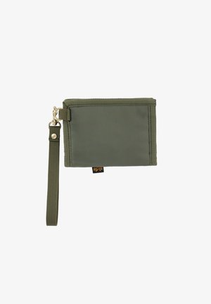 Cartera de nylon verde con cremallera, correa para la muñeca y herrajes en tono dorado. Presenta una etiqueta de logo prominente y costuras resistentes. Forma rectangular compacta.