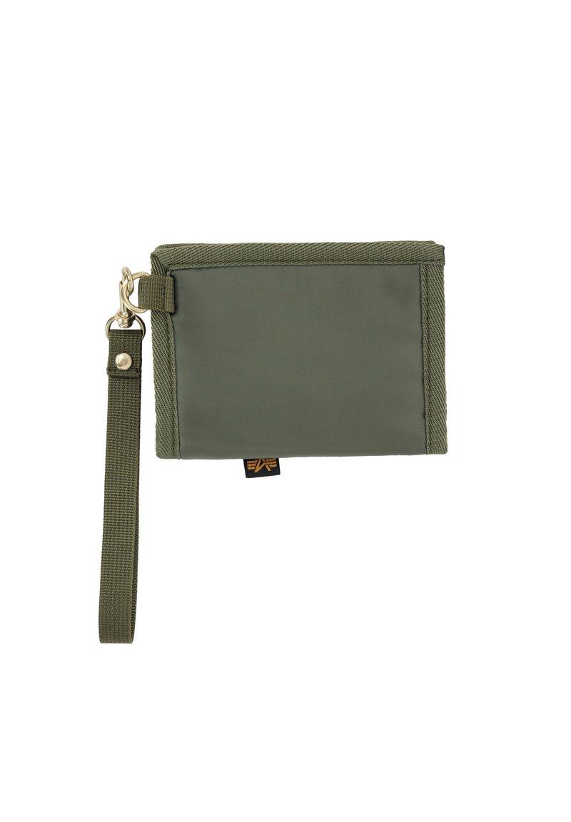 Cartera de nylon verde con cremallera, correa para la muñeca y herrajes en tono dorado. Presenta una etiqueta de logo prominente y costuras resistentes. Forma rectangular compacta.