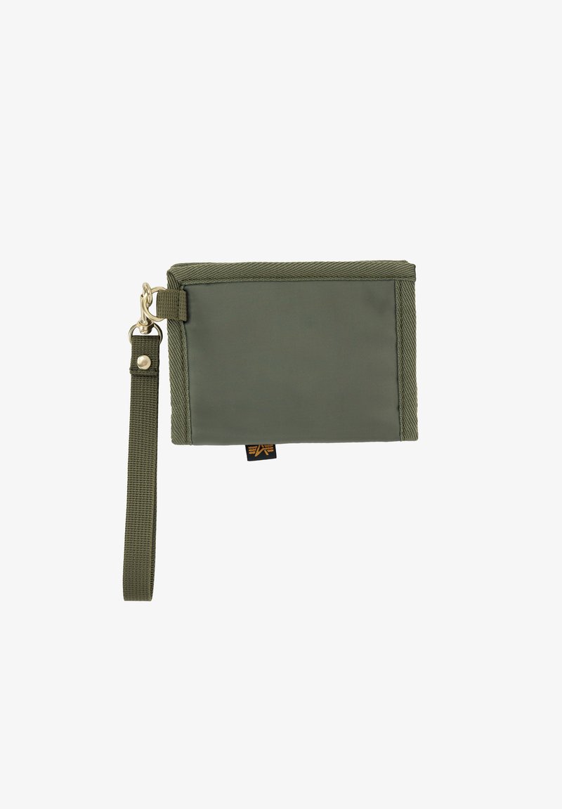 Cartera de nylon verde con cremallera, correa para la muñeca y herrajes en tono dorado. Presenta una etiqueta de logo prominente y costuras resistentes. Forma rectangular compacta.
