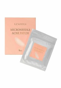 Förpackningen för mikronålsakneplåster har en ljusrosa låda med guldtext och en silverpåse med en matchande rosa etikett, som innehåller 9 plåster.