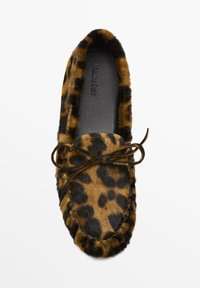 Mocassino con stampa leopardata, dal tocco morbido e peloso, in una combinazione di colori marrone e nero, con dettagli in pizzo e bordo cucito.