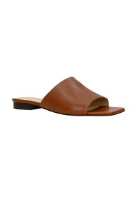 Sandale à glisser en cuir brun avec une semelle plate, un large strap avant et un design ouvert sur l'avant. Caractéristiques d'une surface texturée et de matériel minimal.