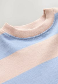 Baumwoll-T-Shirt mit horizontalen Streifen in Hellblau und Zartrosa, mit Rundhalsausschnitt und sichtbaren Nähten.
