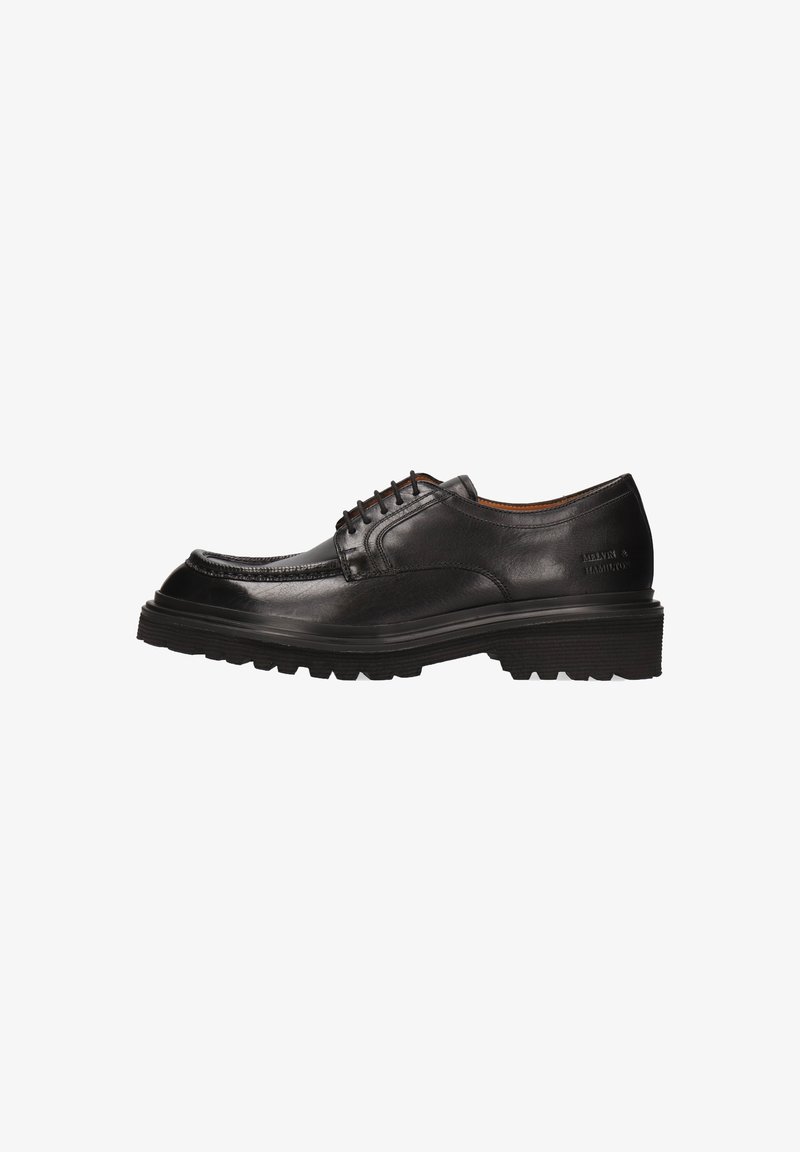 Scarpa in pelle nera con finitura lucida, punta arrotondata e suola in gomma nera spessa e testurizzata. Presenta un design con lacci e un brand discreto.